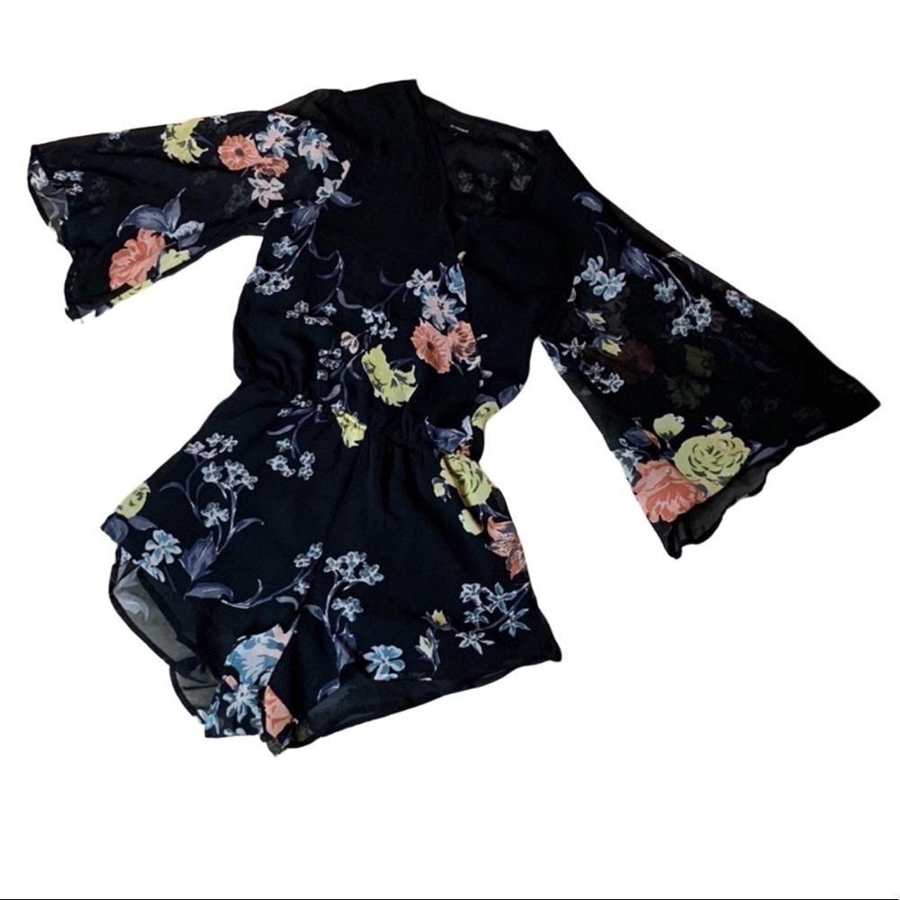 Olivaceous floral print romper Size Small